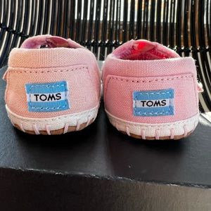 Pink canvas Toms infant shoes. 

Size 2, 6-12 months. 

EUC